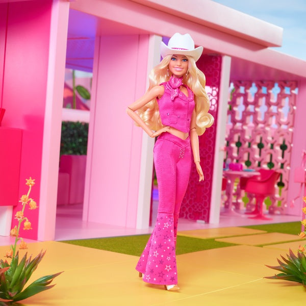Barbie Portant Un Costume De Femme De Chat Rose