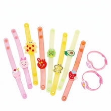 Bracelets halloween led lumineux 12 bracelets en silicone colorés avec charms animaux et fruits mignons led halloween 19cm