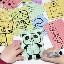 Un enfant colorie un dessin symétrique panda sur une carte verte claire du produit 30 dessins symétriques grille pour enfants, idéal magasins de jouets et déguisement carnaval