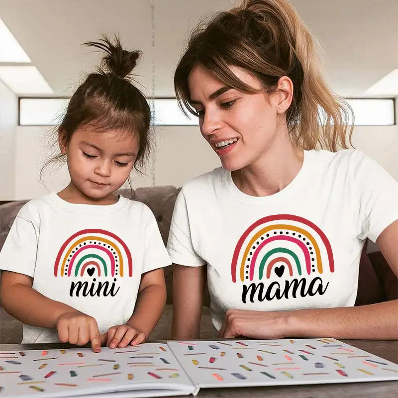 T-shirts arc-en-ciel pour mère et fille