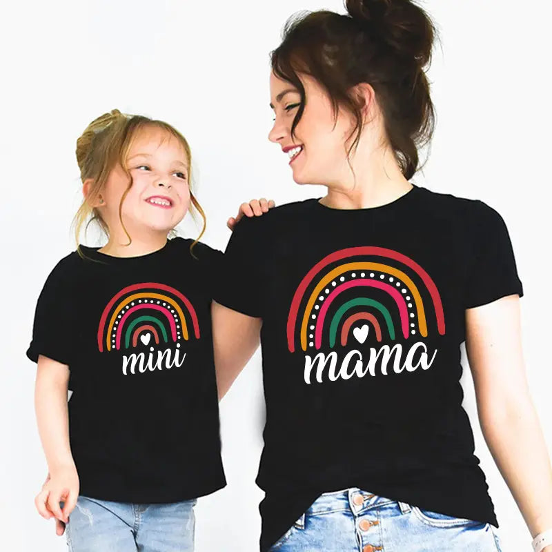 T-shirts arc-en-ciel pour mère et fille