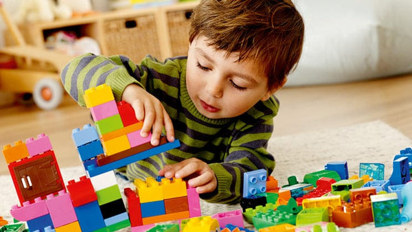11 avantages des jouets Lego Motricité fine