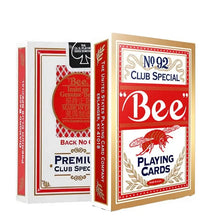 Cartes à jouer rouges et dorées modèle sélectionné dans une boîte spéciale club premium idée cadeau élégante