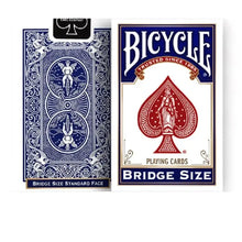 Cartes à jouer anciens collection modèle sélectionné avec dos de cartes orné bleu et rouge idéal comme idée cadeau