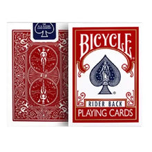 Dos de cartes à jouer anciens collection modèle sélectionné rouge et bleu avec motifs complexes et logo pique classique