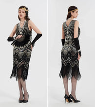 Robe charleston années 1920 noire en perles avec motifs géométriques argentés et franges pour costume vintage
