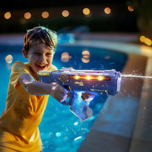 Pistolet à eau bleu transparent avec batterie rechargeable et effets lumineux orange le long du canon