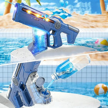 Pistolet à eau électrique bleu avec réservoir transparent, batterie rechargeable et effets lumineux orange le long du canon