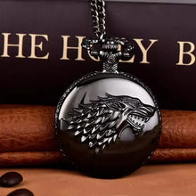 Montre à gousset loup à quartz en métal noir avec un emblème en relief de direwolf sur le couvercle