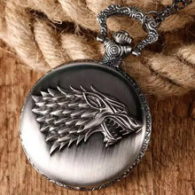Montre à gousset argentée avec un loup à quartz embossé style direwolf de game of thrones gousset loup détaillé