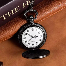 Montre à gousset loup à quartz noire ornée avec cadran blanc, aiguilles et chiffres noirs suspendue à une chaîne