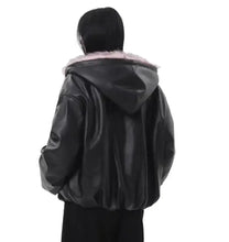 Veste femme à capuche noire en cuir synthétique avec col en fausse fourrure rose douce