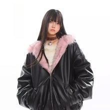 Veste femme à capuche noire en similicuir avec capuche doublée de fausse fourrure rose