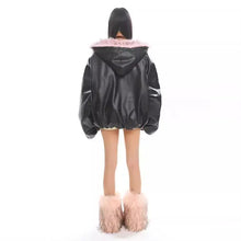 Veste femme à capuche noire en fausse fourrure avec fourrure rose et bottes plateformes assorties en fausse fourrure rose