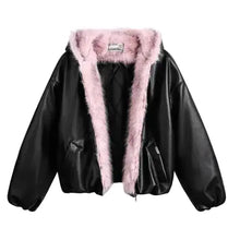 Veste femme à capuche noire en fausse fourrure avec doublure en fausse fourrure rose élégante