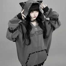 Veste à capuche punk femme grise avec oreilles de chat noires fermeture zippée et coupe ample avec rivets
