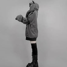 Veste à capuche punk femme grise à coupe ample avec fermeture zippée et rivets sur capuche à détails cornes
