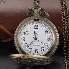 Montre à gousset squelette finition bronze avec cadran blanc et chiffres arabes noirs pour halloween élégante et gravée