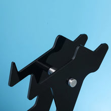 Support à trois niveaux en métal noir avec design angulaire et accents argentés pour casque gaming et manettes