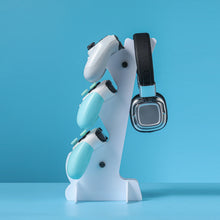 Support à trois niveaux en plastique blanc tenant trois manettes et un casque gaming en organisation verticale
