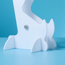 Support à trois niveaux en forme de requin blanc avec design minimaliste et bouton métallique pour casque gaming