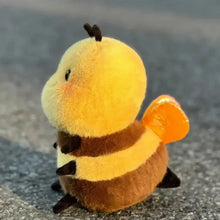 Peluche abeille kawaii 20 cm avec corps jaune et marron doux, antennes noires, ailes orange translucides et petits pieds noirs