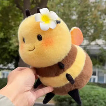 Peluche abeille kawaii 20 cm avec corps doux jaune et marron, antennes et pattes noires, fleur blanche sur la tête