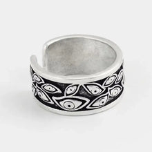 Bague ajustable yeux de démon argentée en métal avec motif noir et blanc stylisé dyeux dans un style gothique
