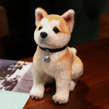 Peluche chien akita shiba adorable avec fourrure blanche et beige douce et clochette argentée sur collier