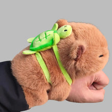 Bracelet peluche animal de 17 cm en forme de capybara marron avec un charm tortue vert vif en peluche animal