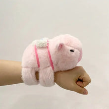 Bracelet peluche animal de 17 cm avec bandeau rose en ruban et petit patch blanc duveteux sur le dos
