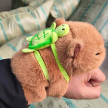Bracelet peluche animal de 17 cm en forme de capybara marron avec un motif tortue verte vif sur le dos