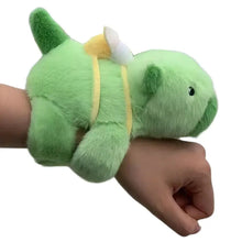 Bracelet peluche animal de 17 cm vert clair avec harnais jaune et ailes blanches en peluche animal doux