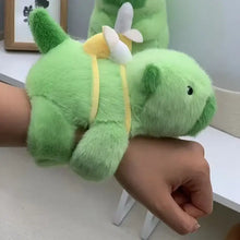 Bracelet peluche animal vert doux de 17 cm avec sangles jaunes et ailes blanches en peluche animal