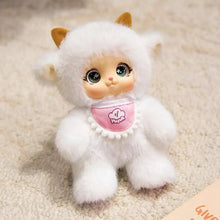 Peluche animal kawaii à visage vinyle 18 cm représentant un agneau blanc doux avec oreilles marron et yeux verts portant un bavoir rose puppy