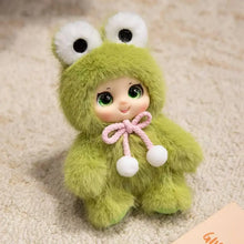 Peluche animal kawaii grenouille verte en vinyle 18 cm avec yeux oversize et noeud rose tressé à pompons blancs