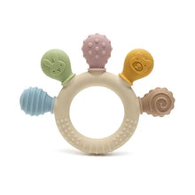 Anneau de dentition en silicone à reliefs pastel avec poignées animales vert jaune et bleu en matière silicone