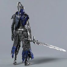 Figurine articulée artorias dark souls 18 cm en armure sombre argent et bleu tenant une épée détaillée