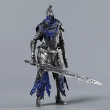 Figurine articulée artorias dark souls 18 cm en armure sombre argentée et bleue avec épée longue détaillée en métal