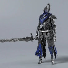Figurine articulée artorias dark souls 18 cm en armure sombre argentée et bleue tenant une épée détaillée