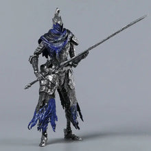Figurine articulée artorias dark souls 18 cm en armure sombre argent et bleu avec détails usés et tissus fluides