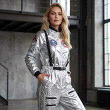 Déguisement astronaute halloween adulte en combinaison métallique argentée avec bordure noire, patchs et fermetures éclairs