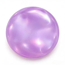 Balle anti-stress squishy nacrée à malaxer de couleur lavande translucide avec surface lisse et brillante réfléchissant la lumière