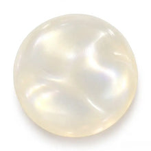 Balle anti-stress squishy nacrée avec bouton perle crème lustrée à surface lisse et aspect irisé subtil