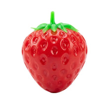 Balle sensorielle fraise rouge en plastique avec texture croquante et sommet feuillu vert pour presser