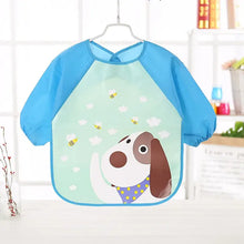 Bavoir tablier à manches longues bleu et vert clair avec illustration chien cartoon et motifs abeilles et nuages