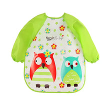 Bavoir tablier à manches longues vert et blanc pour enfant avec deux hiboux cartoon colorés et motifs floraux