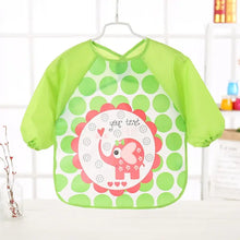Bavoir tablier à manches longues vert avec motifs pois blancs et éléphant rose central entouré de fleurs
