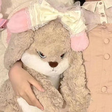 Peluche lapin blanc beige avec oreilles roses et nœud en dentelle crème orné de perles au design fâché