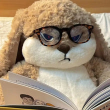 Peluche lapin blanc tan et blanc avec des lunettes à monture écaille durs et expression fâchée
